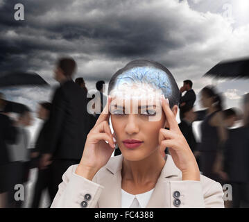 Immagine composita della giovane imprenditrice di mettere le mani sui suoi templi Foto Stock