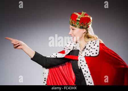 Piuttosto imprenditore con corona isolato su grigio Foto Stock