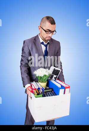 L'uomo essendo alimentate con scatola di roba personale Foto Stock