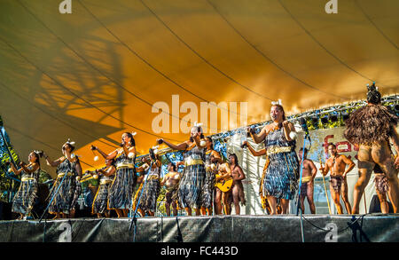 Le donne Maori eseguendo la haka (danza di guerra) al Festival di Melbourne, Australia Foto Stock