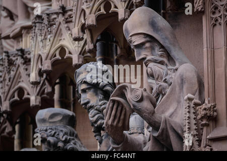 Ingresso principale dettagli della decorazione della cattedrale di Strasburgo, Francia Foto Stock