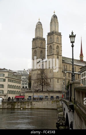 Torri gemelle del Grossmunster (grande minster) chiesa protestante a Zurigo Svizzera Foto Stock