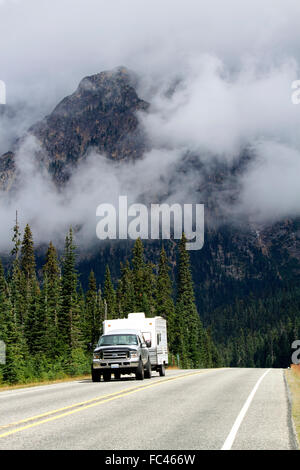 Strada Statale Route 20 al passaggio di pioggia nel nord Le Cascade Mountains, Washington, Stati Uniti d'America. Foto Stock