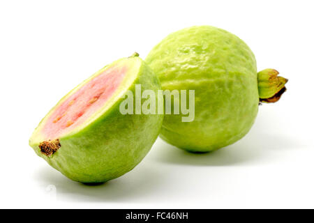 Guaiava isolati su sfondo bianco Foto Stock