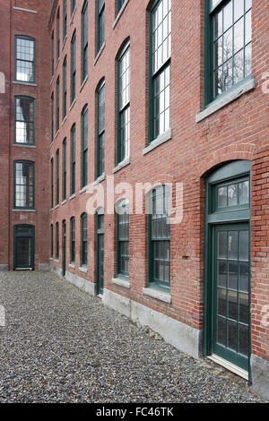 Guardando verso il basso un vicolo lungo un vecchio edificio in mattoni. Foto Stock