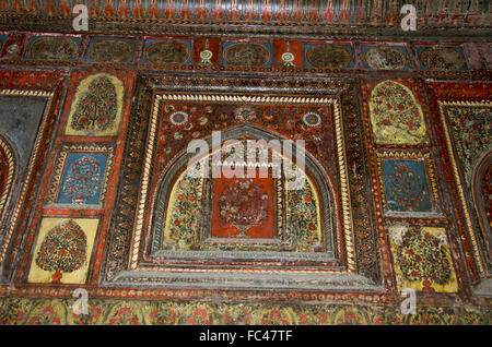 Dipinto sulla parete interna e il soffitto, Rani Mahal. Jhansi, Uttar Pradesh, India Foto Stock