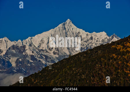 Meili Snow Mountain Range,Mingyong Glacier,Santo picco Kawagebo adorato dai tibetani,Tramonti,Deqin County,nella provincia dello Yunnan,Cina Foto Stock