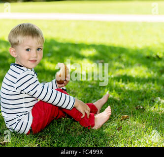 Piccolo ragazzo di età prescolare copia verticale spazio Foto Stock