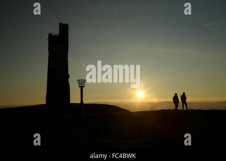 Huddersfield, West Yorks, UK. Il 20 gennaio, 2016. La gente guarda il sole al di sopra Huddersfield nel West Yorkshire, Regno Unito, accanto alla torre di Victoria sulla cima della collina del castello. Il Regno Unito ha visto temperature cadono al di sotto di -12 gradi per il secondo giorno consecutivo nonostante la luminosa tempo soleggiato in gran parte del paese. Credito: Ian Hinchliffe/Alamy Live News Foto Stock