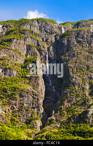 La cascata nel fiordo Sognefjord - Norvegia Foto Stock