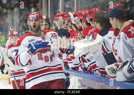 Mosca, Russia. Xx gen, 2016. ALEXANDER RADULOV (47) del CSKA Mosca celebra un obiettivo durante la partita contro la dinamo Mosca all'arena VTB di Mosca. © Anna Sergeeva/ZUMA filo/Alamy Live News Foto Stock