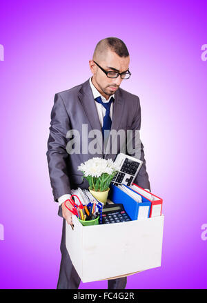 L'uomo essendo alimentate con scatola di roba personale Foto Stock