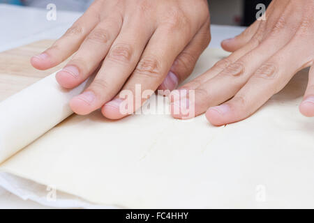 La preparazione di base di pasta per rendere dolce con Foto Stock