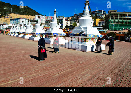 Tempio Feilal ghiacciaio Mingyong,Meili Snow Mountain Range,Santo picco Kawagebo adorato dai tibetani,nella provincia dello Yunnan,PRC,Cina Foto Stock