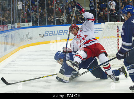 Mosca, Russia. Xx gen, 2016. IVAN TELEGIN (7) del CSKA Mosca cade su KONSTANTIN GOROVIKOV (21) della dinamo Mosca durante il gioco presso l'arena VTB di Mosca. Il CSKA Mosca ha vinto 3:2. © Anna Sergeeva/ZUMA filo/Alamy Live News Foto Stock