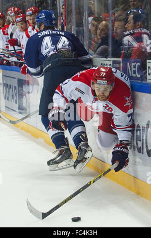 Mosca, Russia. Xx gen, 2016. DMITRY SINITSYN (44) della dinamo Mosca hits STEPHANE DA COSTA (77) del CSKA Mosca durante il gioco tra la dinamo Mosca e il CSKA Mosca all'arena VTB di Mosca. Il CSKA Mosca ha vinto il gioco 3:2. © Anna Sergeeva/ZUMA filo/Alamy Live News Foto Stock