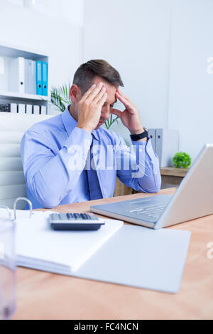 Imprenditore con grave cefalea tenendo la sua testa Foto Stock