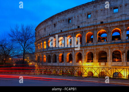 Vista notturna del Colosseo di Roma Foto Stock