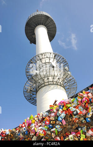 Torre di Seoul alla collina di Namsan con amore i lucchetti, Seoul, Corea del Sud Foto Stock