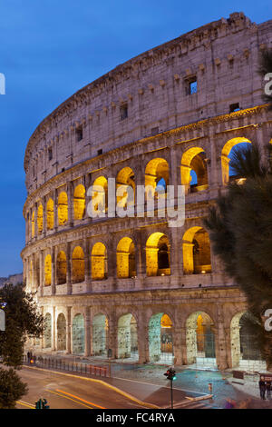 Vista notturna del Colosseo di Roma Foto Stock