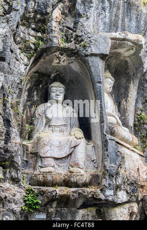 Statue di Buddha scolpita nella collina a Lingyin (Anime Retreat) Tempio in Hangzhou (Cina). Foto Stock