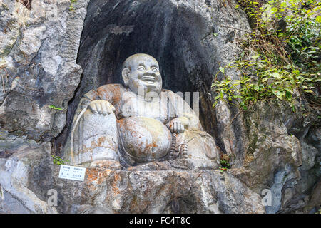 Statue di Buddha scolpita nella collina a Lingyin (Anime Retreat) Tempio in Hangzhou (Cina). Foto Stock