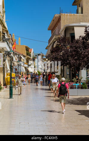 La via principale dello shopping a Argostoli Cefalonia Foto Stock