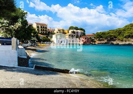 Assos beach l'isola di Cefalonia in Grecia in una giornata di sole Foto Stock
