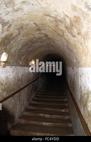 Metropolitana di Napoli. Il passaggio sotterraneo conduce a quaranta metri al di sotto del centro storico. Foto Stock