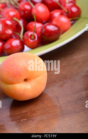 Frutta estiva, ciliegie, albicocche Foto Stock