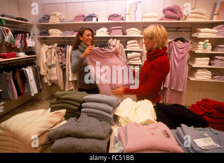 Le donne di shopping insieme nel negozio di abbigliamento a Stoccolma Foto Stock