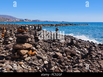 Pila di pietre sulla spiaggia Foto Stock