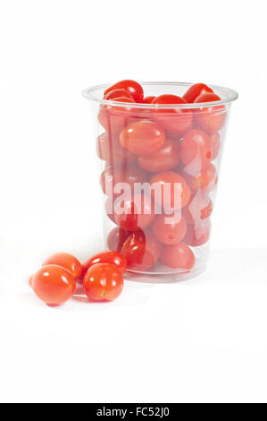 Rossi pomodori ciliegini imballaggi in plastica Foto Stock