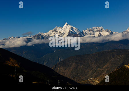 Meili Snow Mountain Range,Mingyong Glacier,Santo picco Kawagebo adorato dai tibetani,Tramonti,Deqin County,nella provincia dello Yunnan,Cina Foto Stock