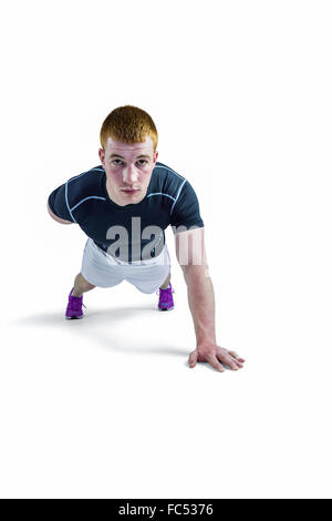 Muscolare di giocatore di rugby facendo una mano spingere ups Foto Stock