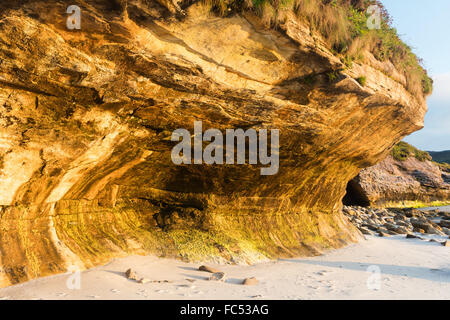 Erosione dei terreni al tramonto a cantare Sands, Isola di Eigg, piccole isole Ebridi Interne, Scozia Foto Stock