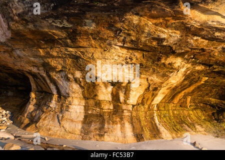 Erosione dei terreni al tramonto a cantare Sands, Isola di Eigg, piccole isole Ebridi Interne, Scozia Foto Stock