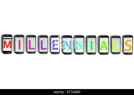 Millennial scritto su schermi di smartphone fotografati contro uno sfondo bianco. Foto Stock