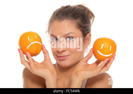 Donna con due arance emozioni diverse Foto Stock