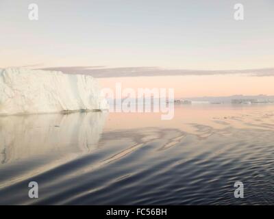 Enormi iceberg tabulari e floes in Antartide del suono al crepuscolo in estate. Foto Stock