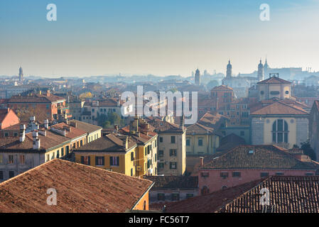 Calle veneziana vita. Venezia, Italia Foto Stock