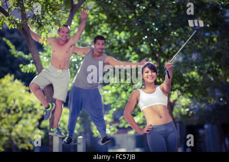 Sorridente extreme atleti tenendo selfies con selfiestick Foto Stock