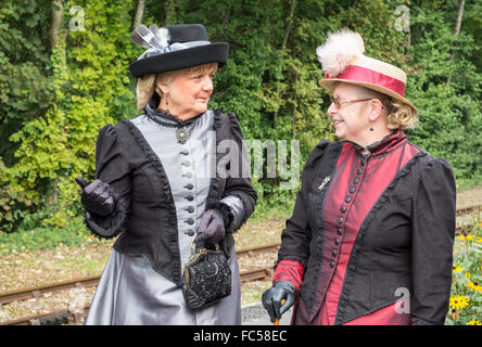 Due donne in abito vittoriano a Bodmin & Wenford Steam Railway giorno vittoriano in Cornwall, Regno Unito Foto Stock