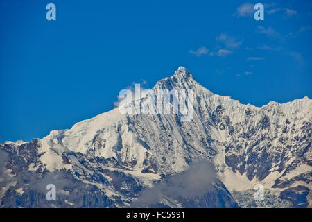 Meili Snow Mountain Range,Mingyong Glacier,Santo picco Kawagebo adorato dai tibetani,Tramonti,Deqin County,nella provincia dello Yunnan,Cina Foto Stock