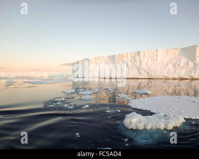 Enormi iceberg tabulari e floes in Antartide del suono al crepuscolo in estate. Foto Stock