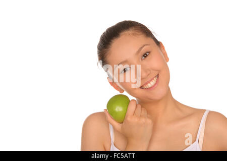Sorridente donna asiatica con mela verde Foto Stock