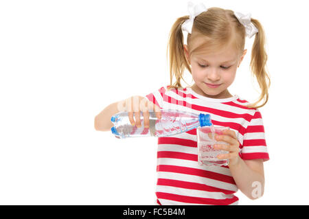 La ragazza si versa acqua dalla bottiglia in vetro Foto Stock