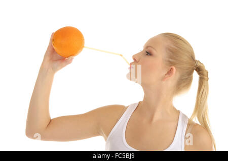 Donna di bere succo di arancia attraverso una paglia Foto Stock