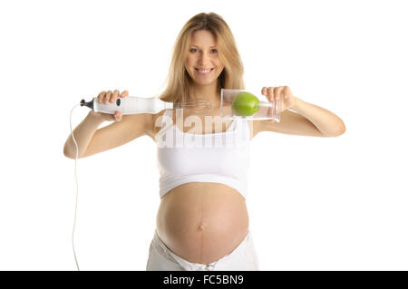 Donna incinta con un frullatore e Apple Foto Stock