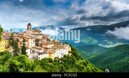 Palazzetto gentilizio Abeto cittadina con belle vedute delle Montagne e gole in Umbria, Italia Foto Stock